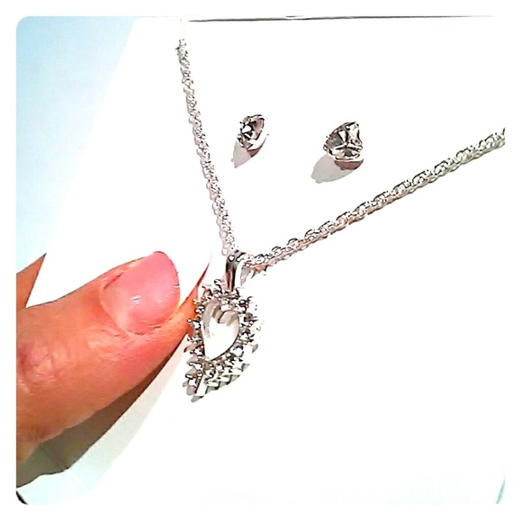NEW! 3 piece Jewelry Set Heart Necklace with EarringS Simulated Diamonds Sparkle - Picture 10 of 14